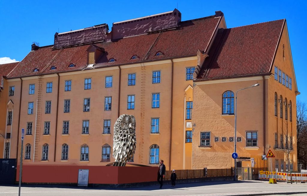 Teija ja Pekka Isorättyän teosehdotus. Teräksinen pöllö Niiralan koulurakennuksen edessä.