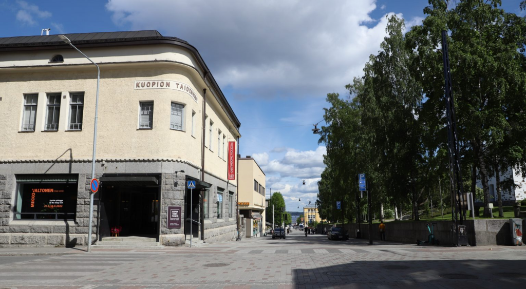 Kuopion taidemuseon julkisivu kesällä.