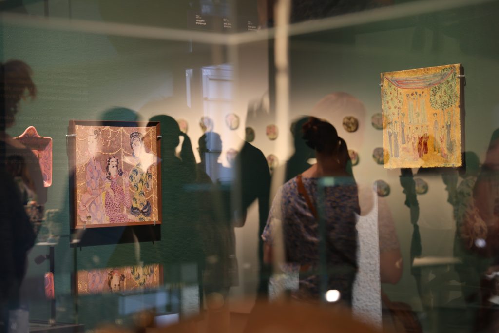 museonäyttely, keramiikkaa, tauluja, taidetta, ihmisiä