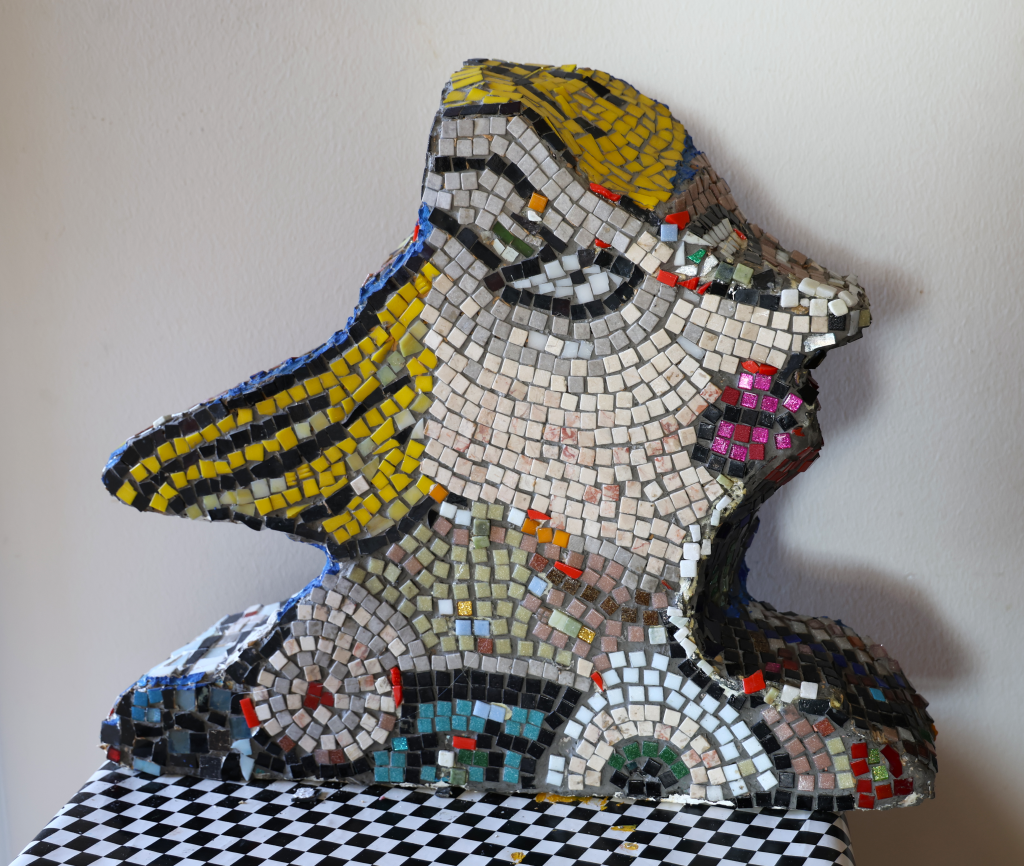 Värikäs mosaiikkityö, aiheena naisen kasvojen sivuprofiili.