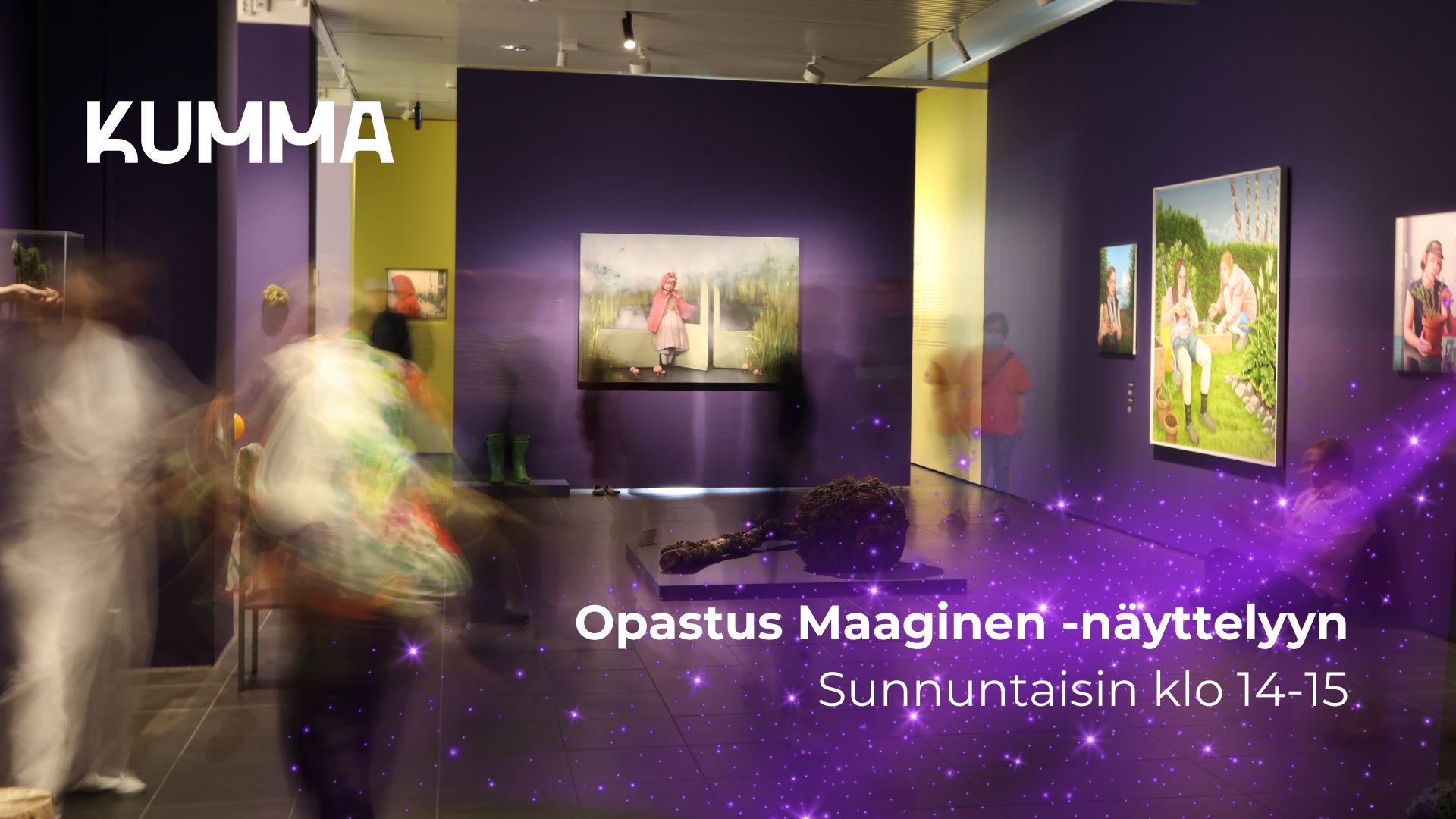Kuva on Maaginen näyttelyn violetista tilasta ja tilassa on ihmisiä. Kuvassa on kuvituksena violettia tähtisumua. Kuvan oikeassa yläreunassa on KUMMAn logo ja kuvassa lukee 'Opastus Maaginen -näyttelyyn, sunnuntaisin klo 14-15"
