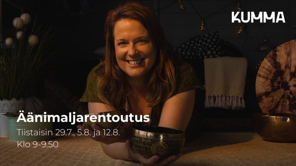Kuvassa on äänimaljarentoutuksen ohjaava, Tiina Ulvi lattialla äänimaljojen kanssa. Kuvassa lukee "Äänimaljarentoutus, tiistaisin 29.7., 5.8., 12.8." ja lisäksi kuvan oikeassa ylänurkassa on KUMMAn logo.