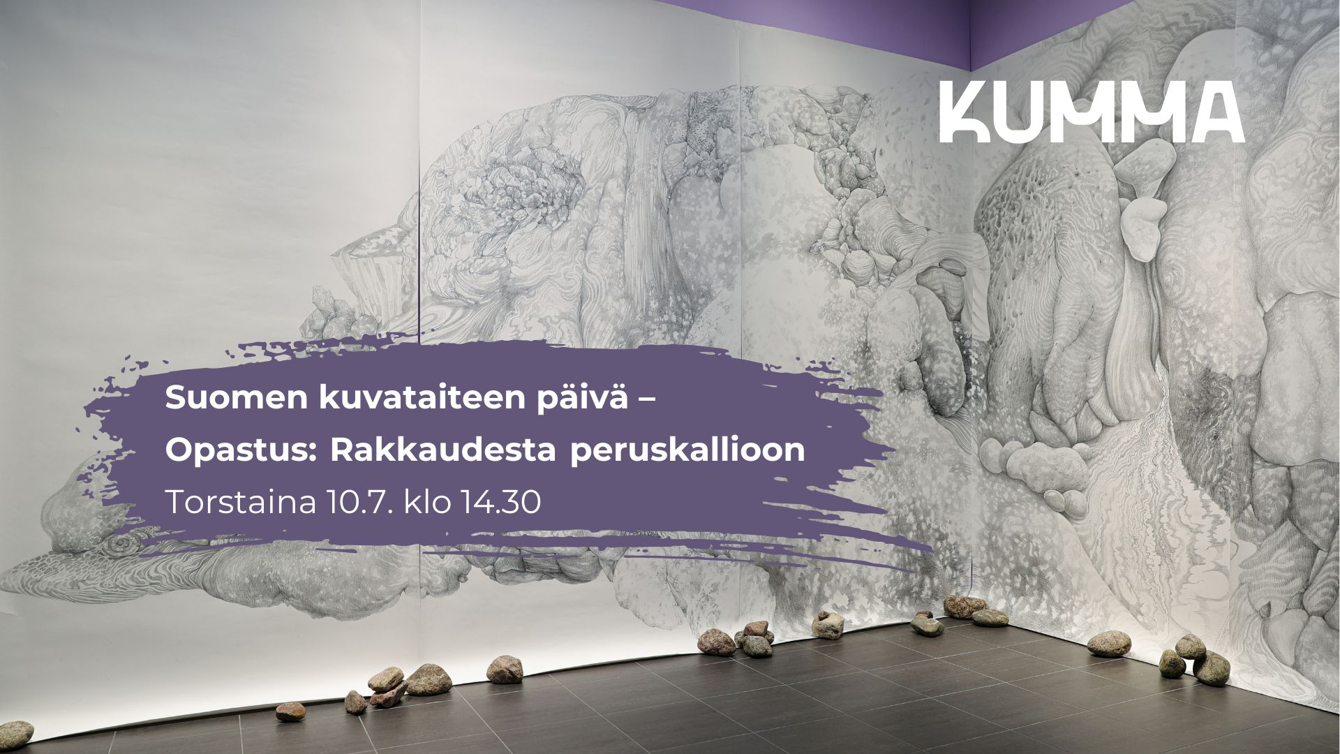 Kuva on Maaginen -näyttelystä Anna Tahkolan teoksesta, Solid rock, my love. Kuvassa on KUMMAn logo oikeassa ylänurkassa ja kuvassa lukee "Suomen kuvataiteen päivä - Opastus: Rakkaudesta peruskallioon, torstaina 10.7. klo 14.30".