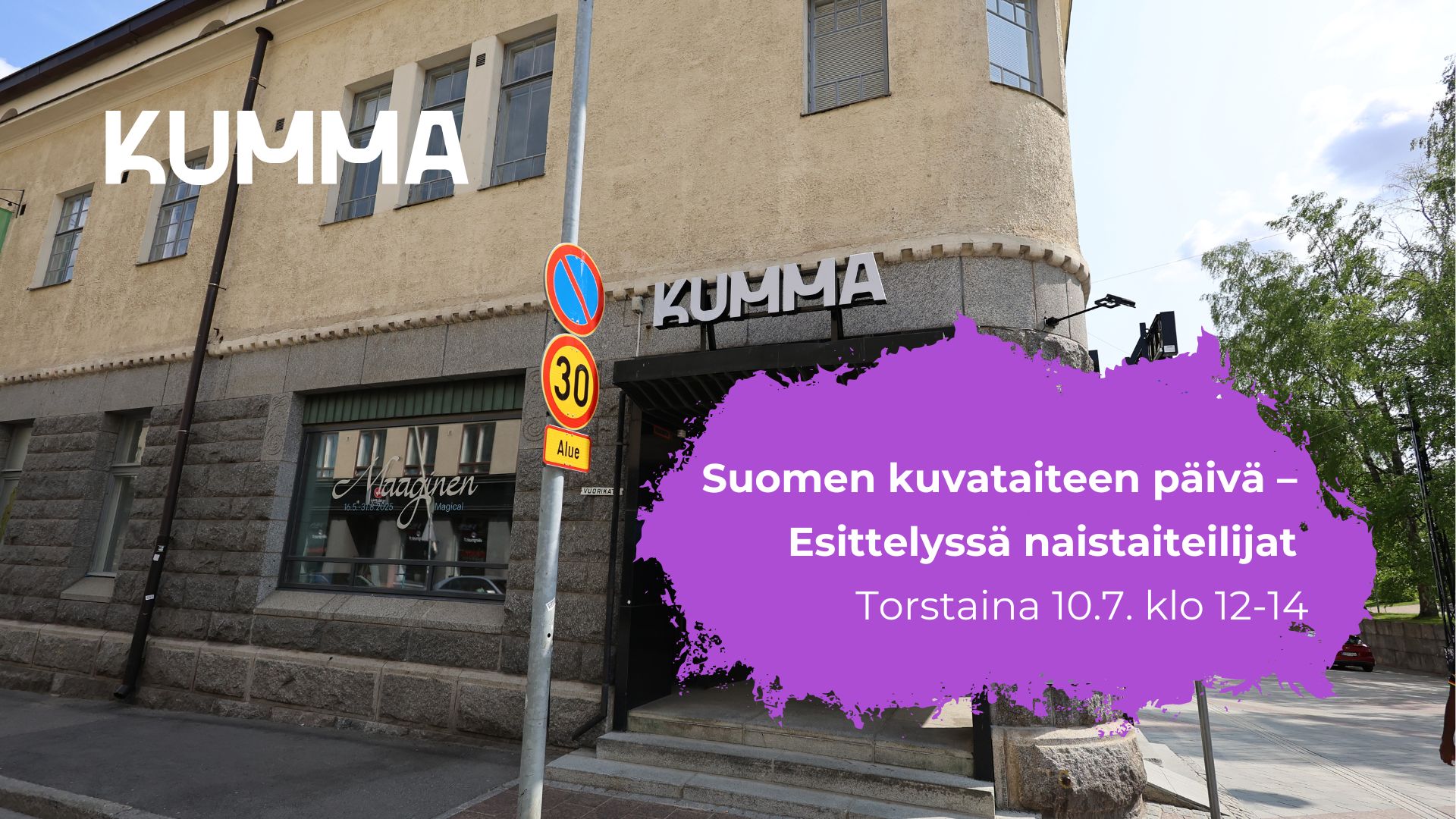 Kuva on KUMMAn julkisivulta. Rakennuksen sisäänkäynnin yläpuolella on KUMMAn logo ja ikkunassa uusimman näyttelyn - Maaginen teippaukset. Kuvassa lukee "Suomen kuvataiteen päivä - Esittelyssä naistaiteilijat, torstaina 10.7. klo 12-14". Kuvassa on myös KUMMAn logo vasemmassa ylänurkassa.