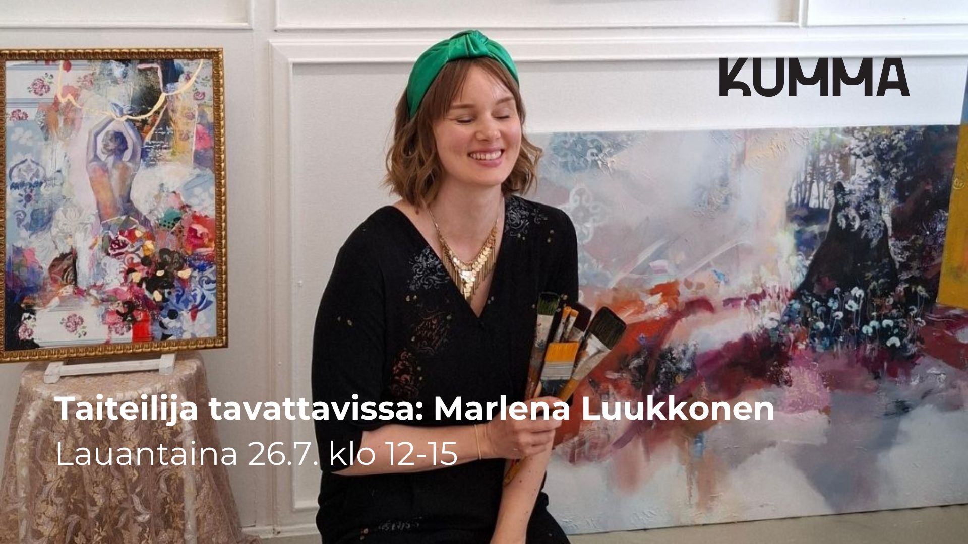 Kuvassa on taiteilija Marlena Luukkonen taideteostensa edessä lattialla. Hänellä on silmät kiinni ja hän hymyilee leveästi pidellessään kädessä pensseleitä. Kuvassa lukee "Taiteilija tavattavissa: Marlena Luukkonen, lauantaina 26.7. klo 12-15".